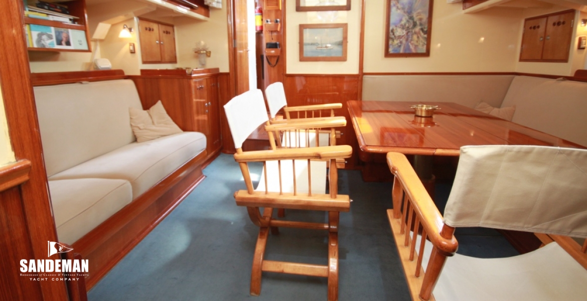 42 Saloon v aft