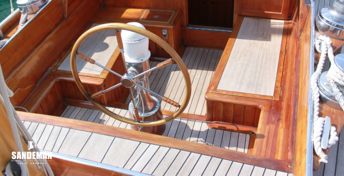 24 Cockpit to accommodation