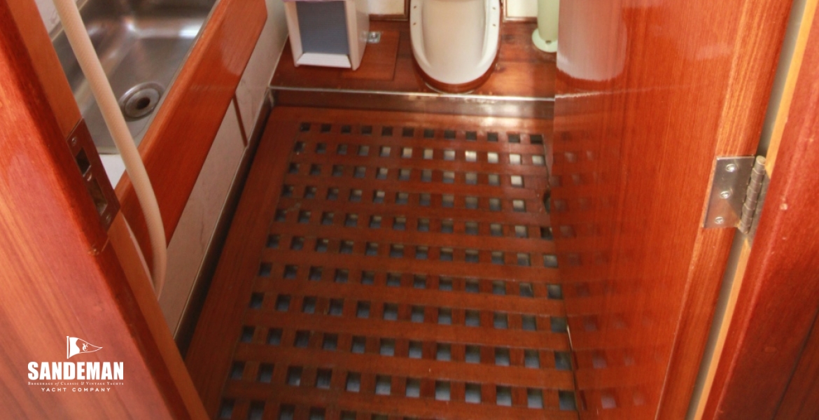 35 Guest head and shower stbd