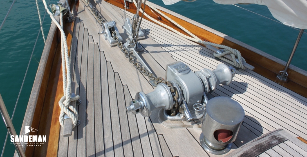 16 Windlass to bow