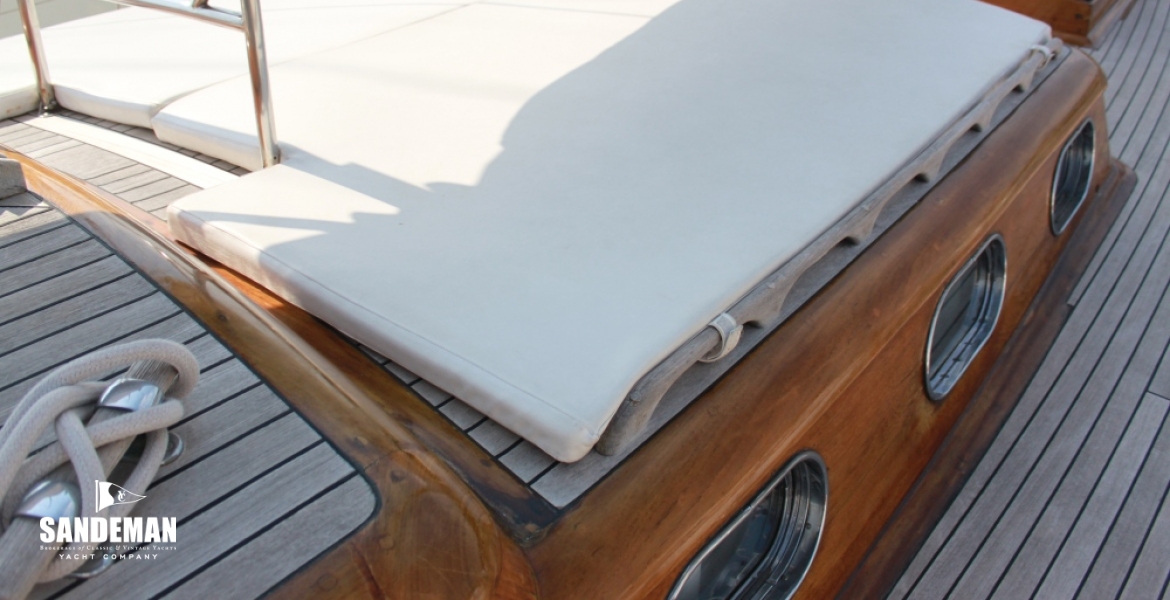 11 Cushioned coach roof