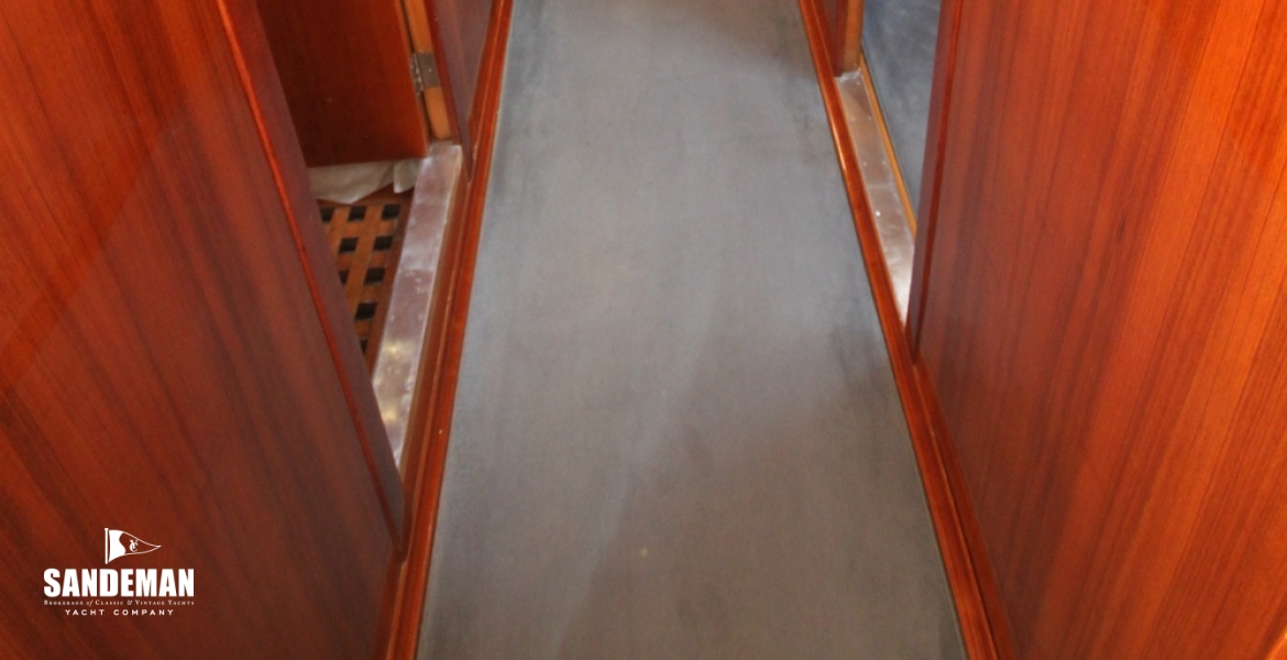 41 Corridor v aft