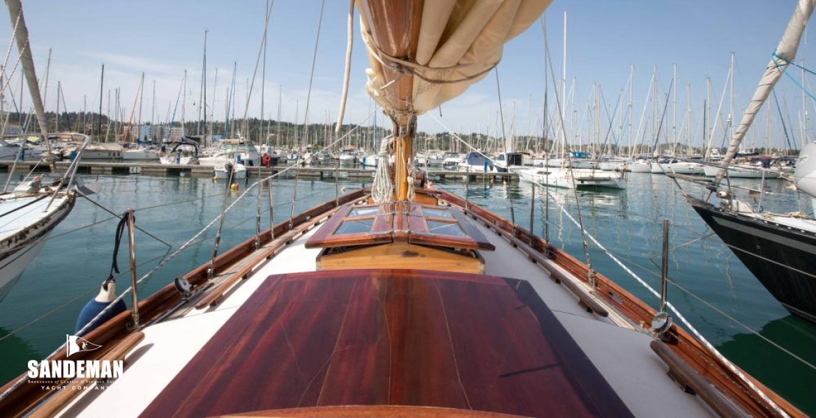 17a FWD FROM COMPANIONWAY.jpg