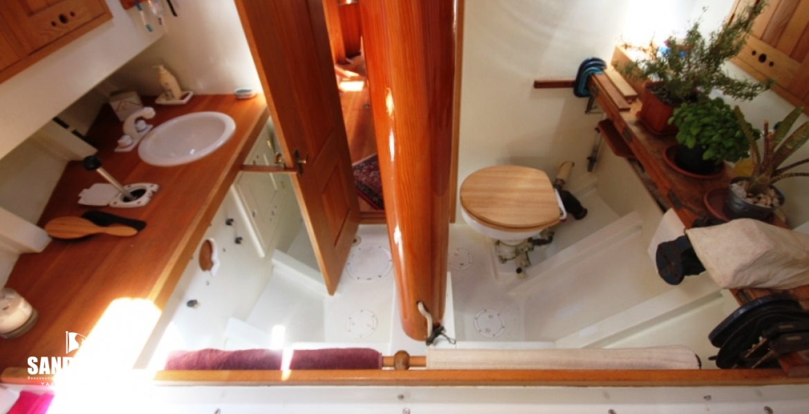 Fwd Bathroom Aft