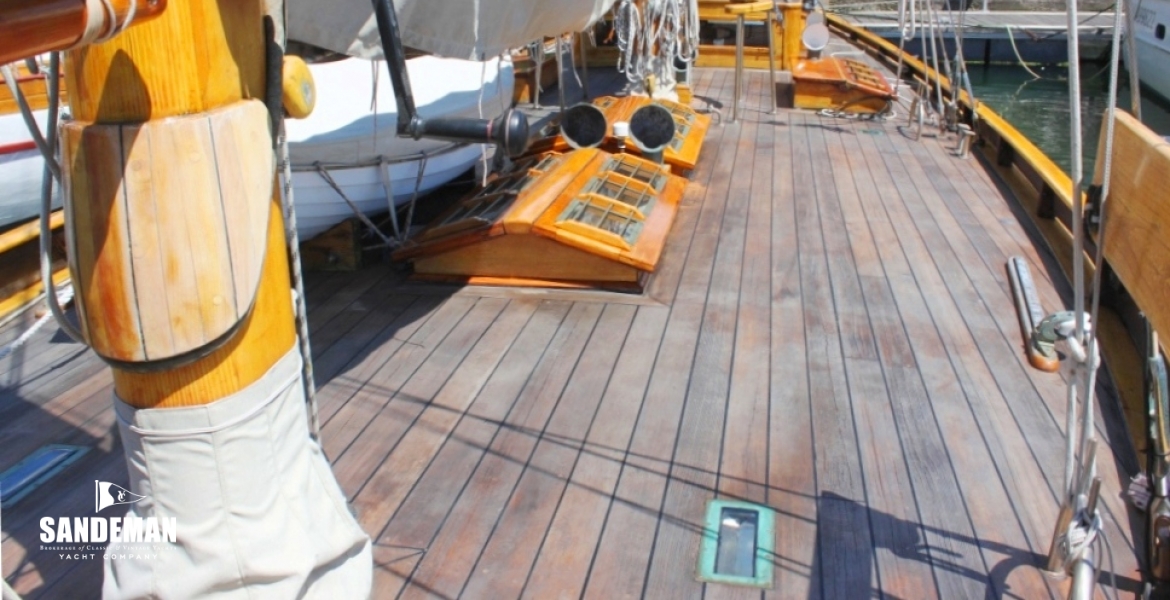 Foredeck aft