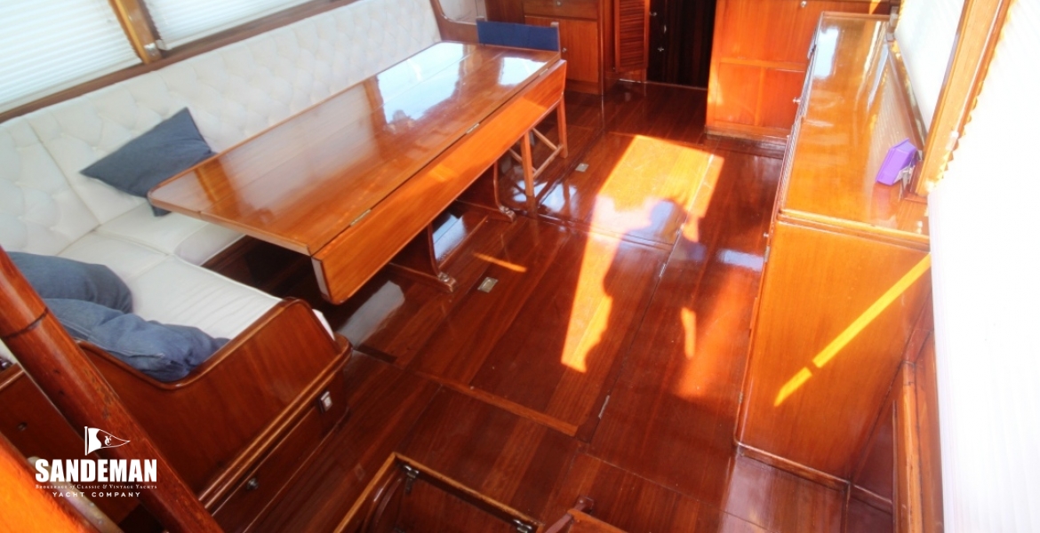 INTO DECKHOUSE