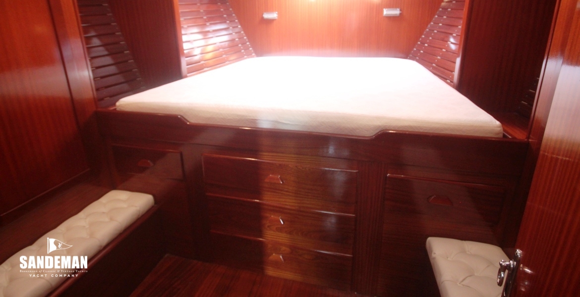 INTO OWNERS' CABIN FWD