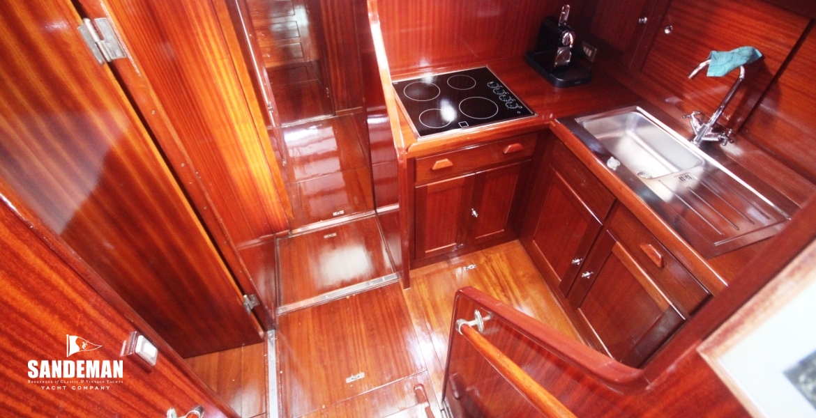 DOWN TO GALLEY & PASSAGE FWD