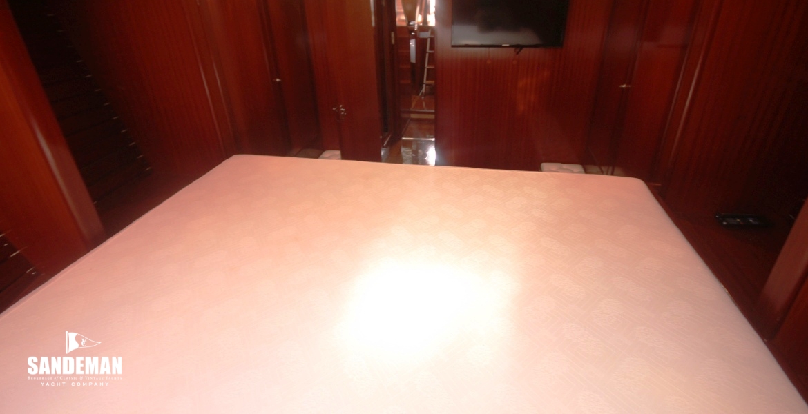 OWNERS' CABIN FWD V AFT