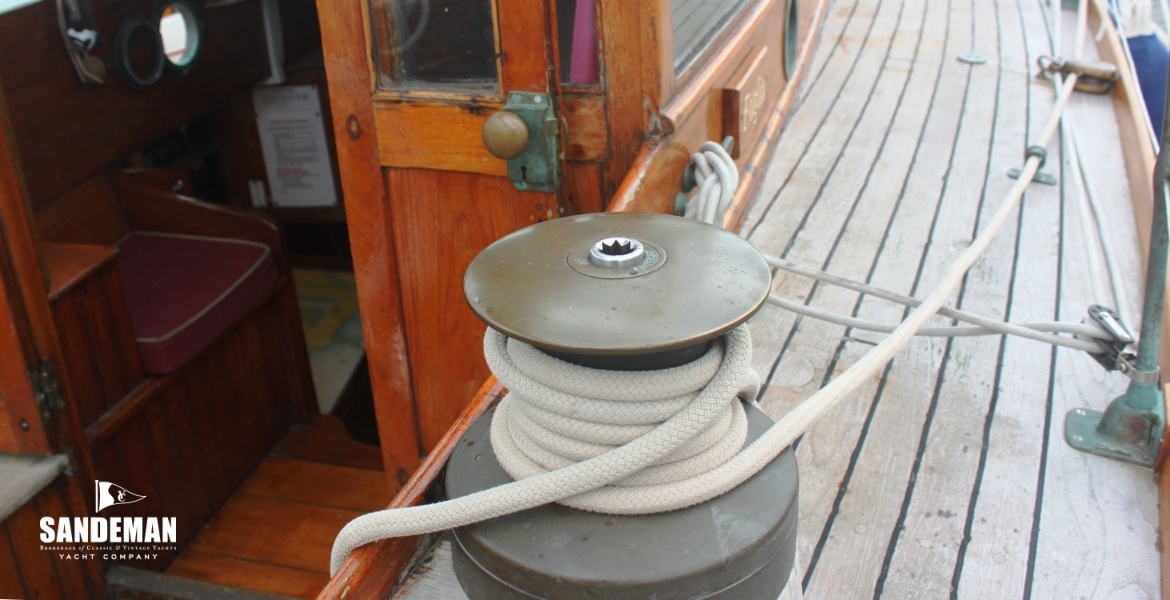22 WINCH & COMPANIONWAY.JPG