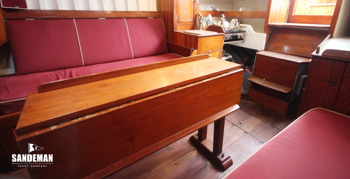 39 SALOON AFT TO STBD.JPG