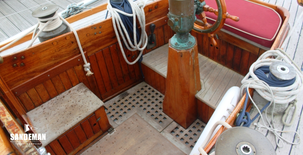 10 COCKPIT.JPG