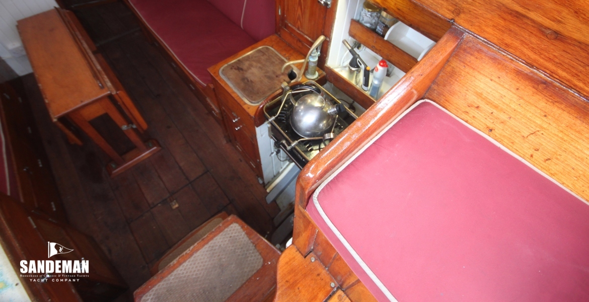 25 DOGHOUSE STARBOARD & GALLEY.JPG