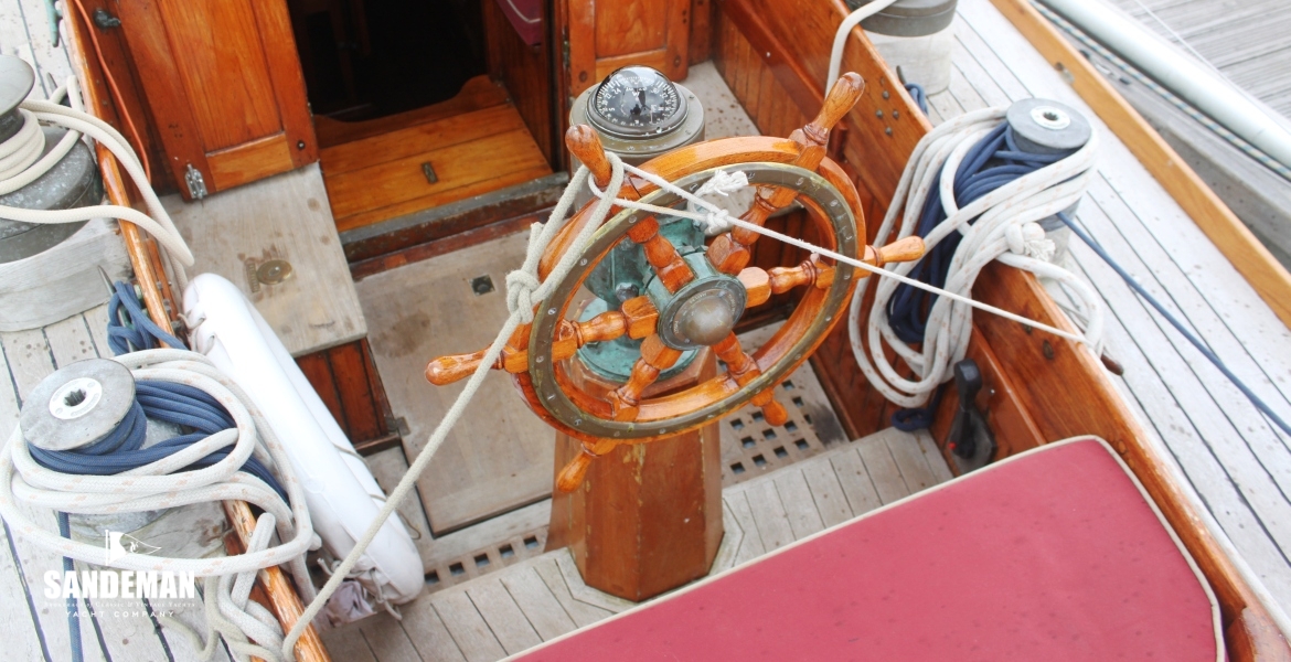 09 COCKPIT.JPG