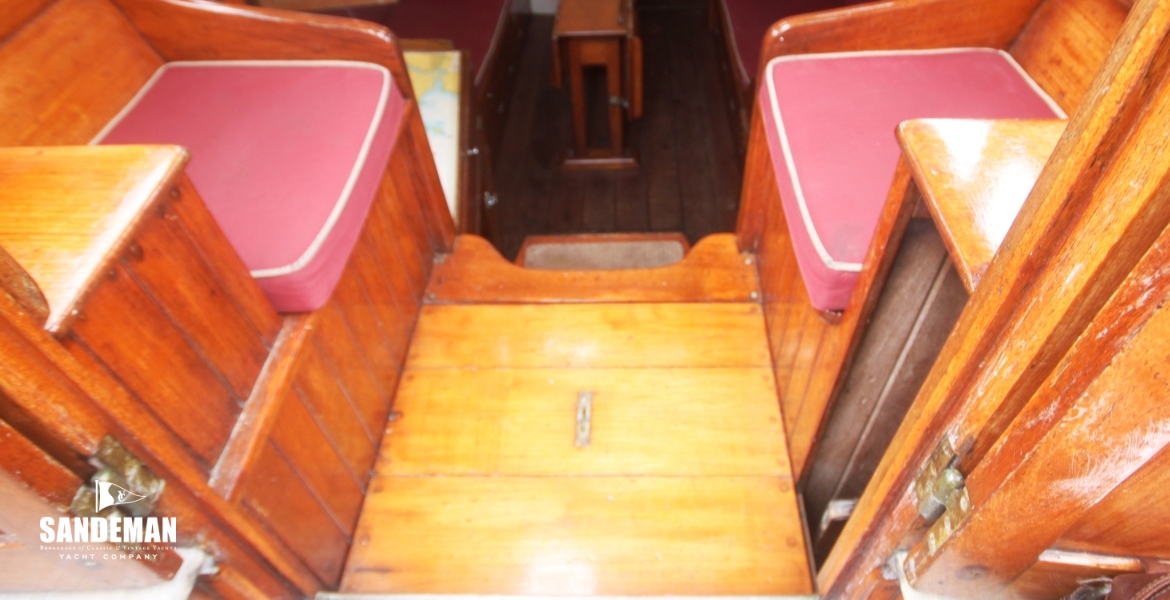 23 COMPANIONWAY TO DOGHOUSE.JPG