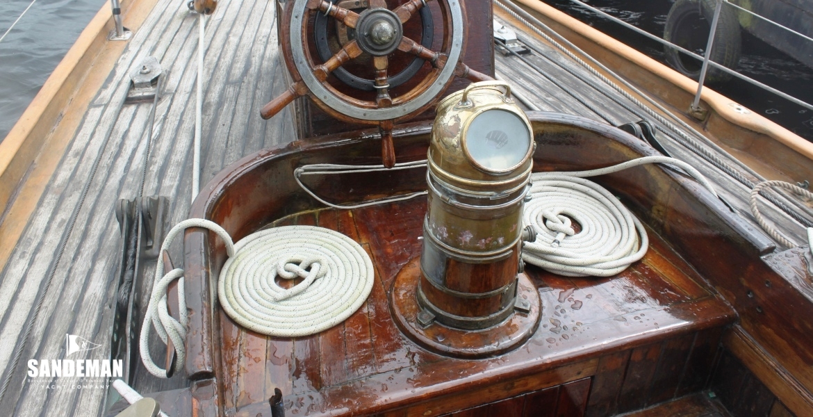 COCKPIT V AFT
