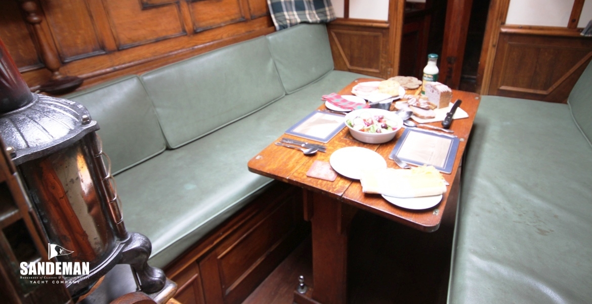 SALOON V FWD PORT