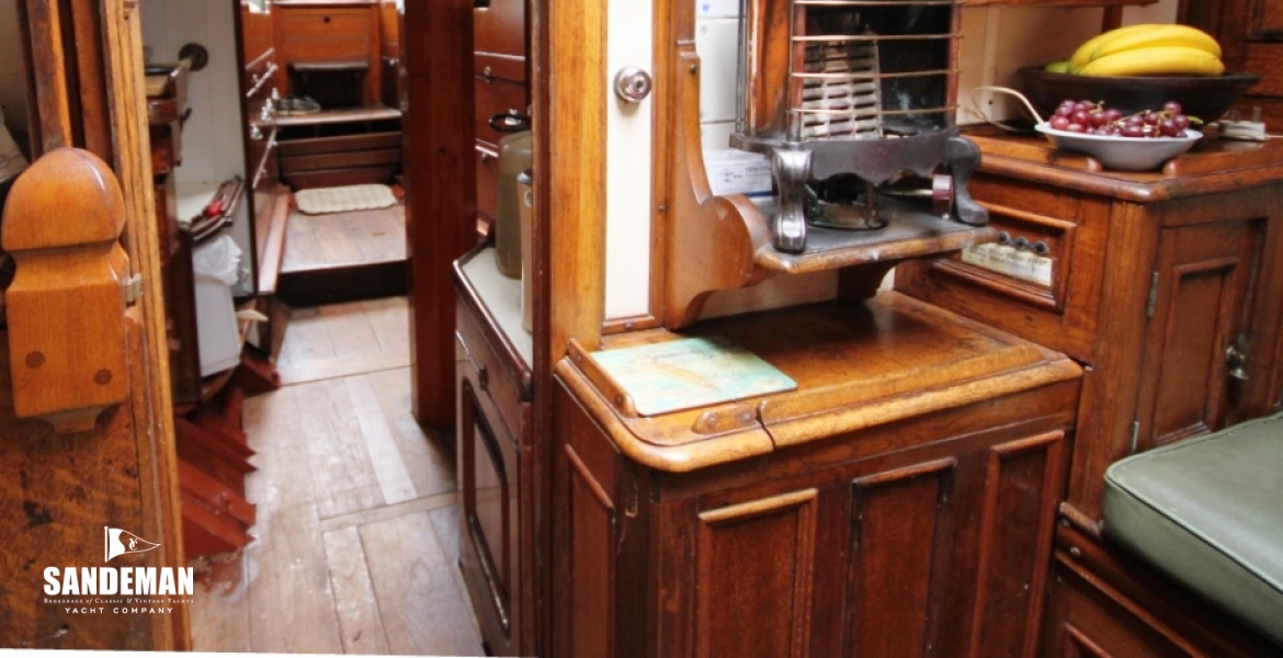 SALOON V TO GALLEY