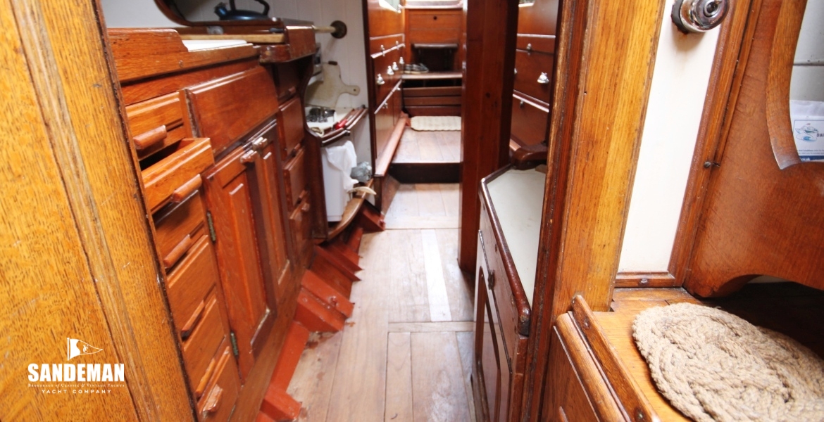 GALLEY V AFT