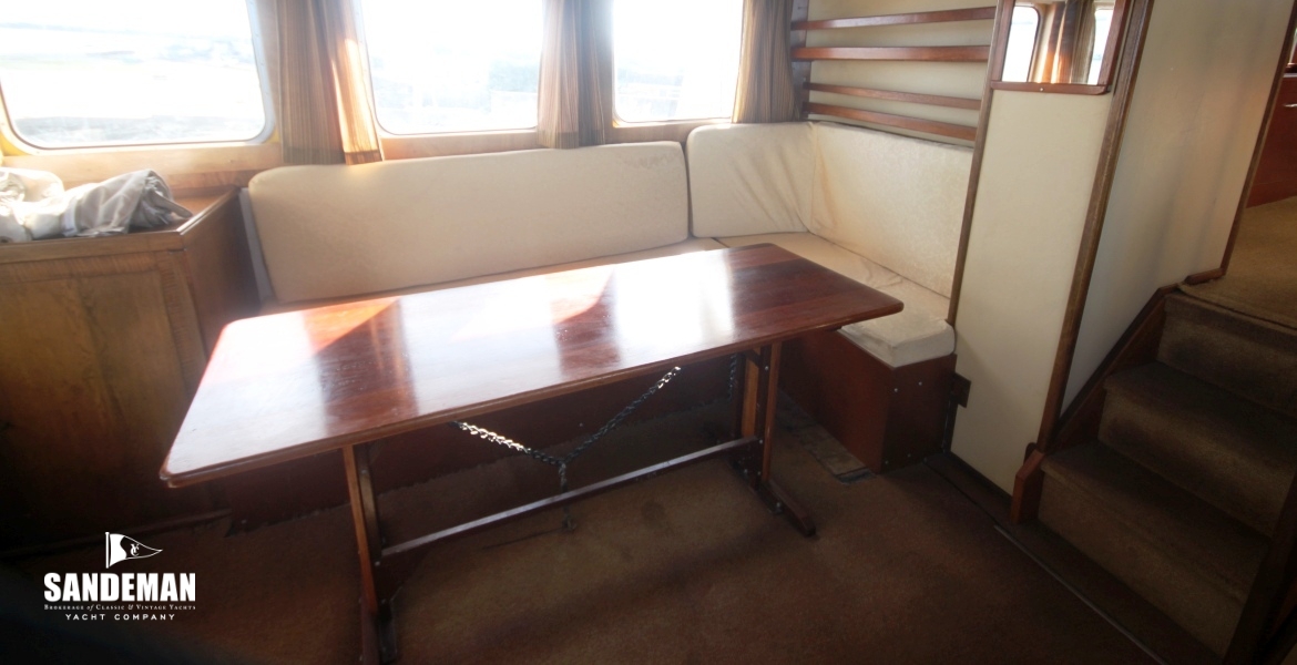 19 SALOON PORT