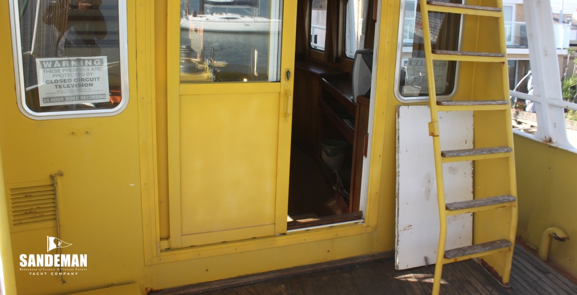 10 SALOON ENTRANCE