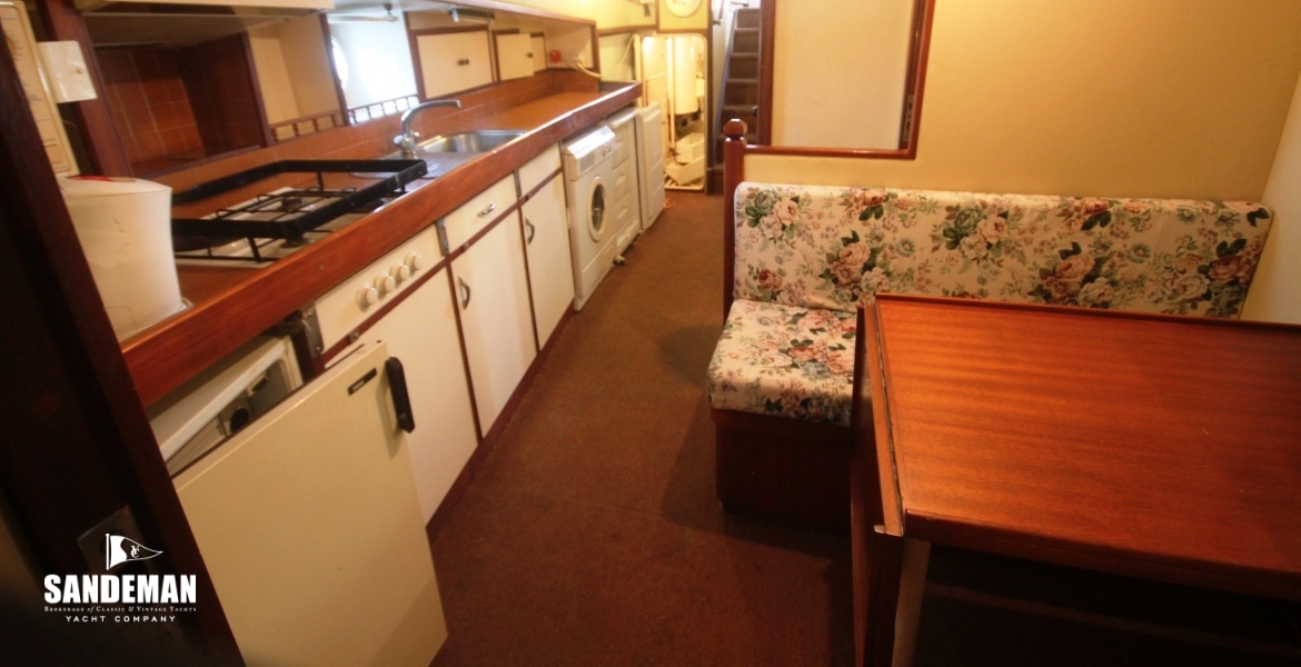 24 DINETTE & GALLEY AFT