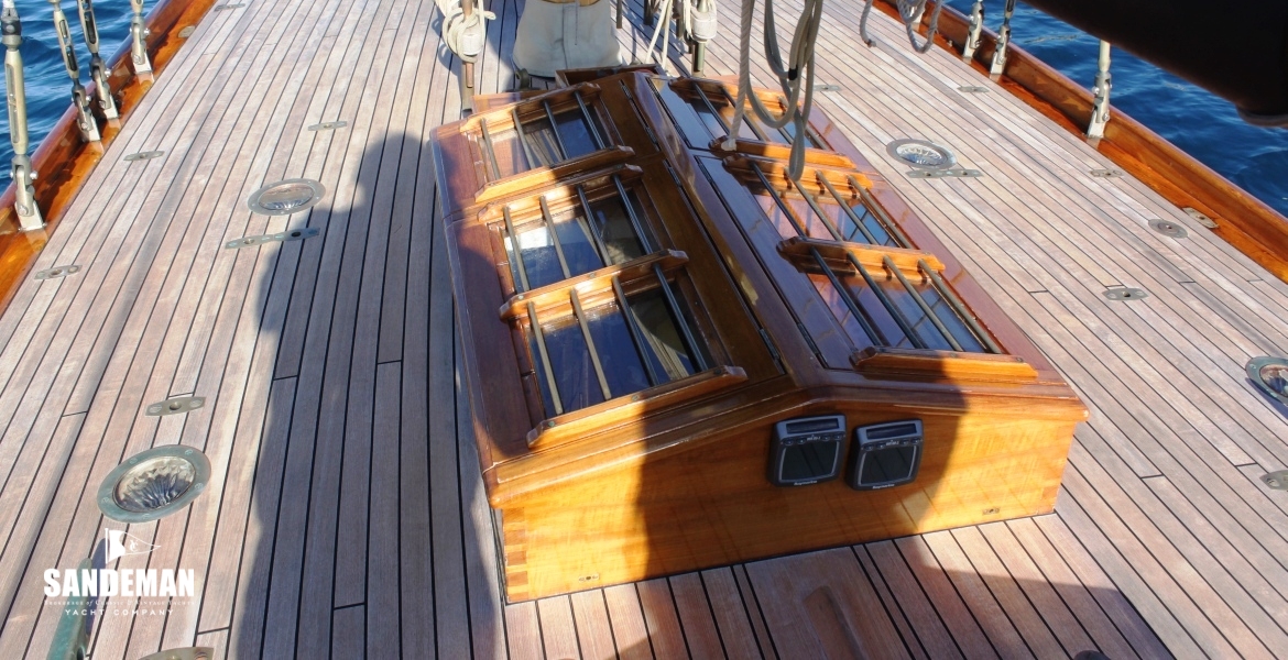 MID DECK SKYLIGHT
