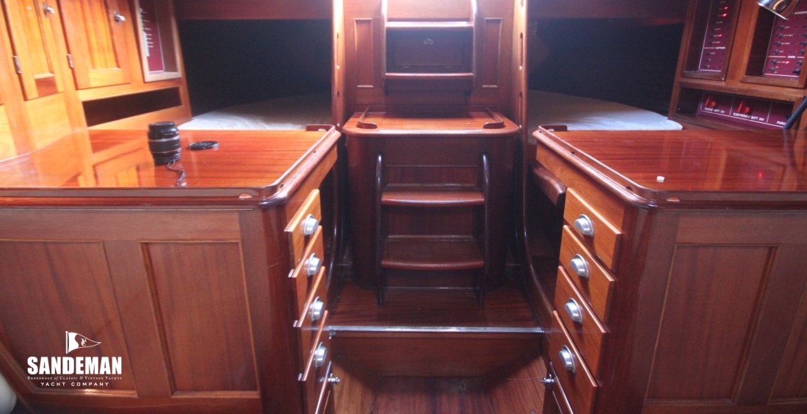 SIDEBOARDS & QTR BERTHS V AFT