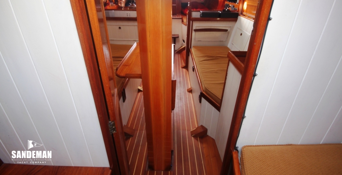 38 V FORECABIN AFT