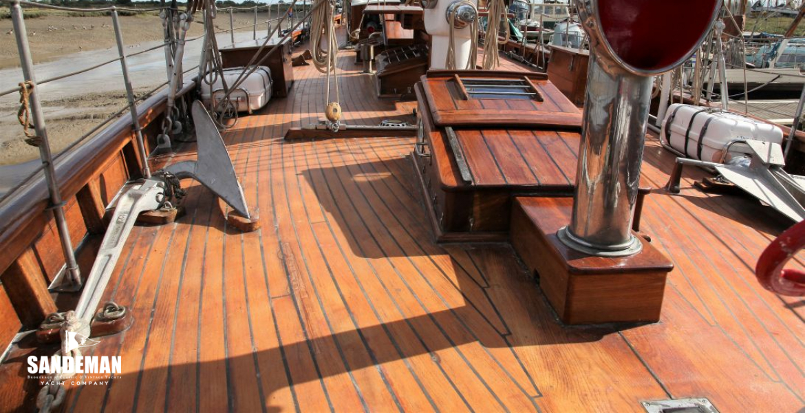 Foredeck view aft