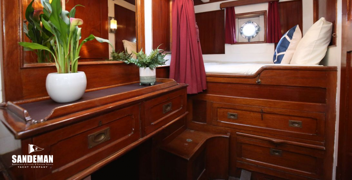 Owner cabin view aft to port