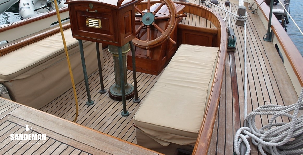 COCKPIT V AFT