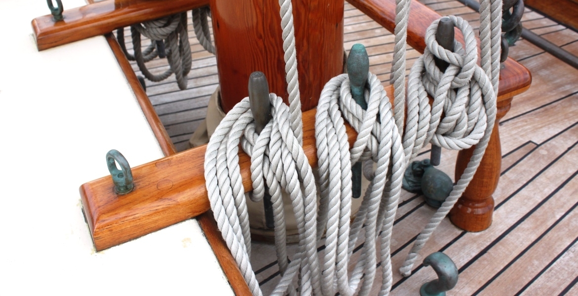 FOREMAST FIFE RAILS