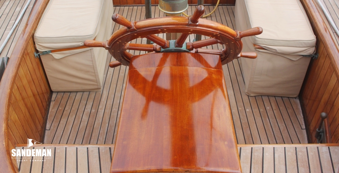 HELM & COCKPIT