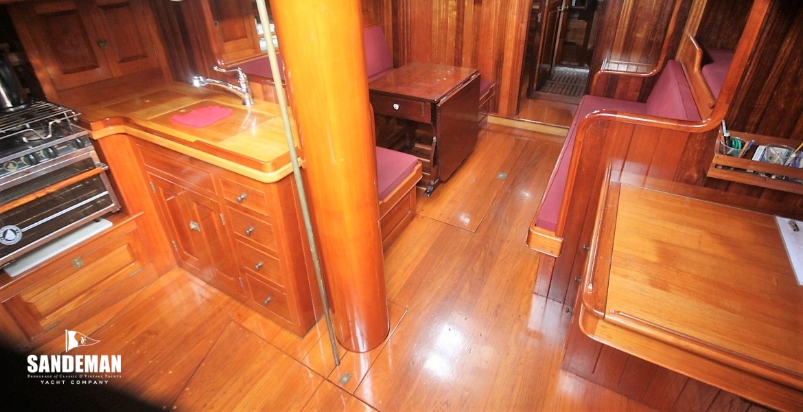 ACCOMM V FWD  FROM COMPANIONWAY