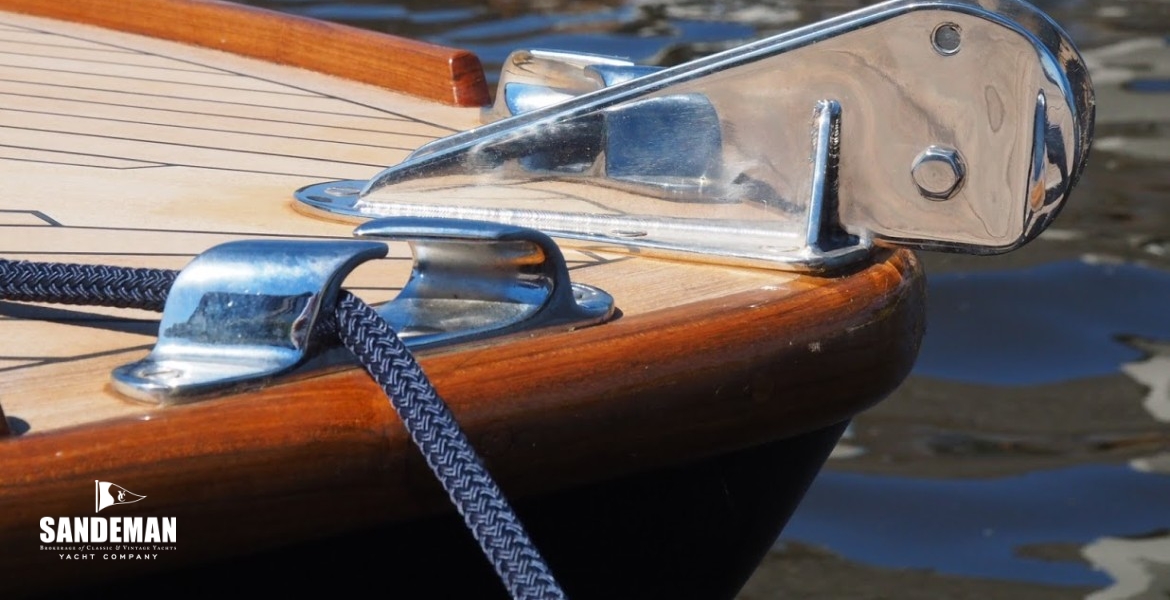 Starboard fwd mooring fairlead and bow roller
