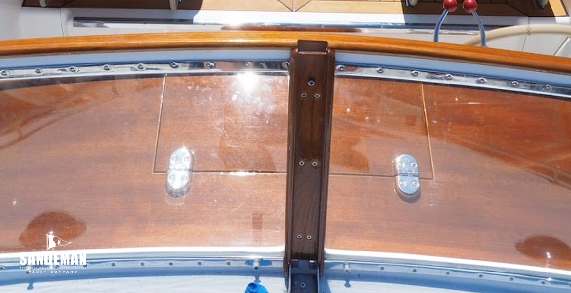 Into cockpit v aft from coachroof