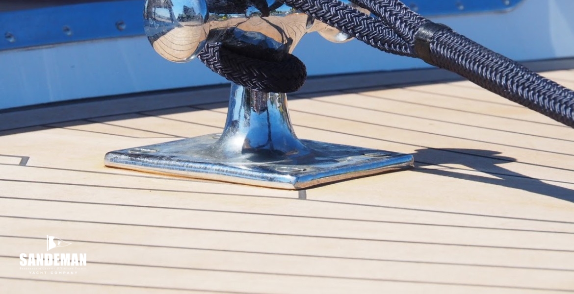 Foredeck mooring cleat