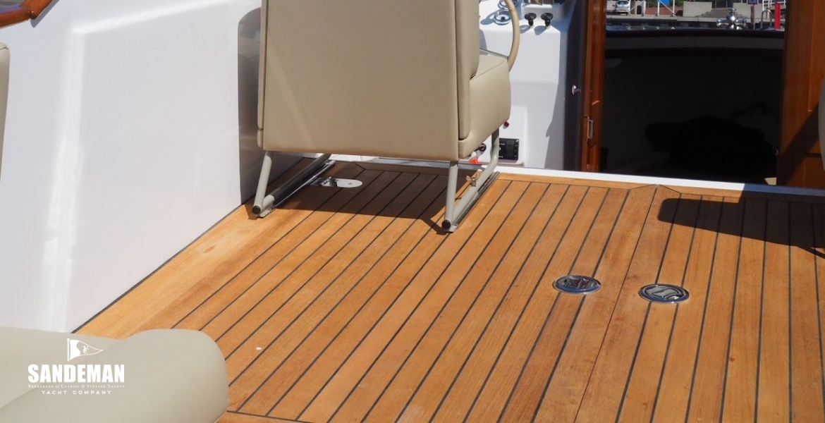 Cockpit v to helm