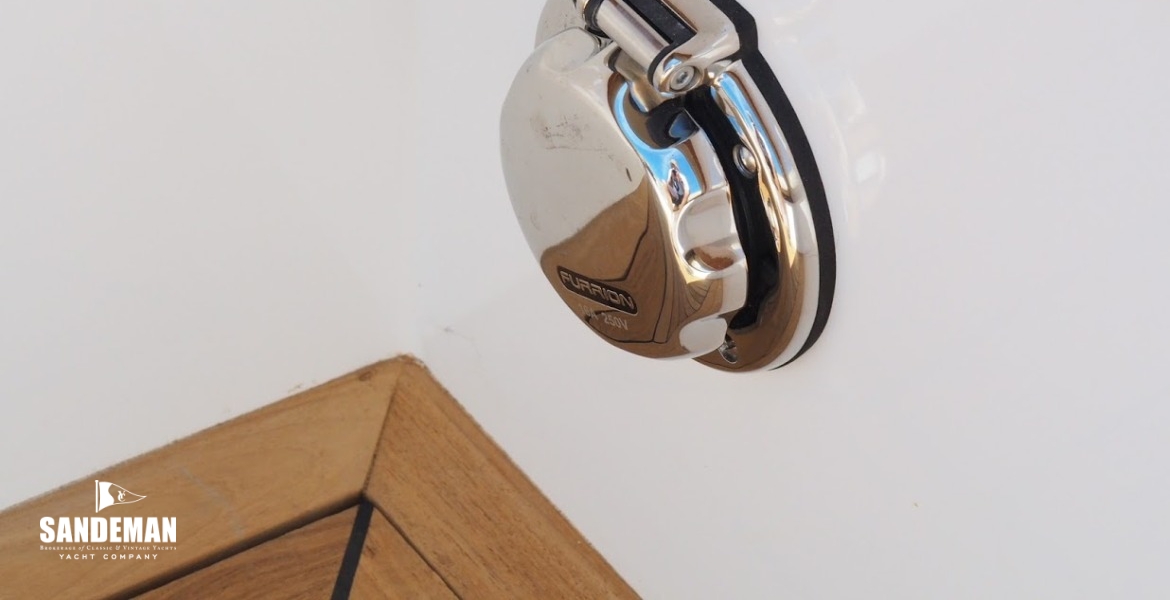 Cockpit shore power socket
