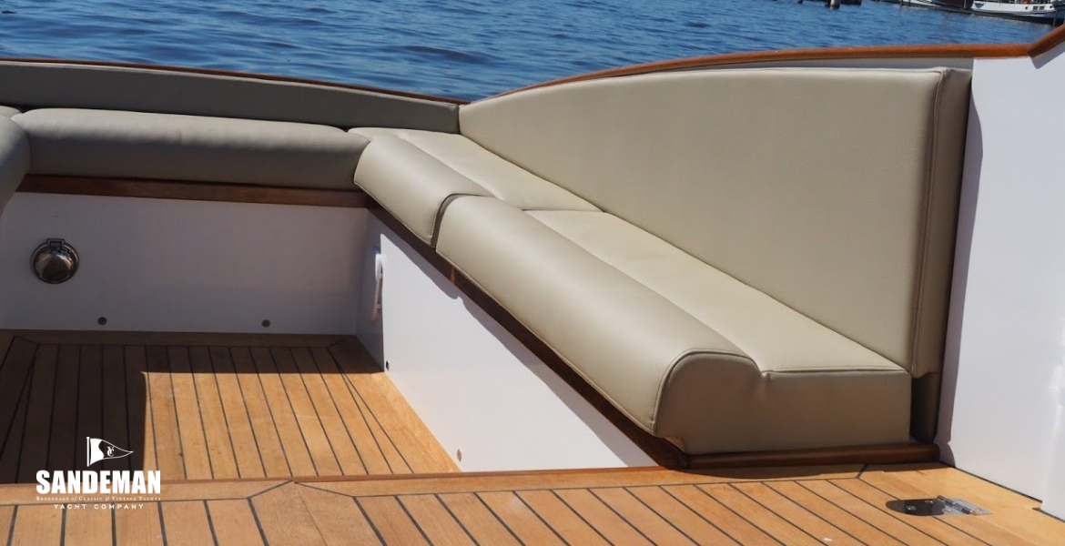 Cockpit v aft from companionway