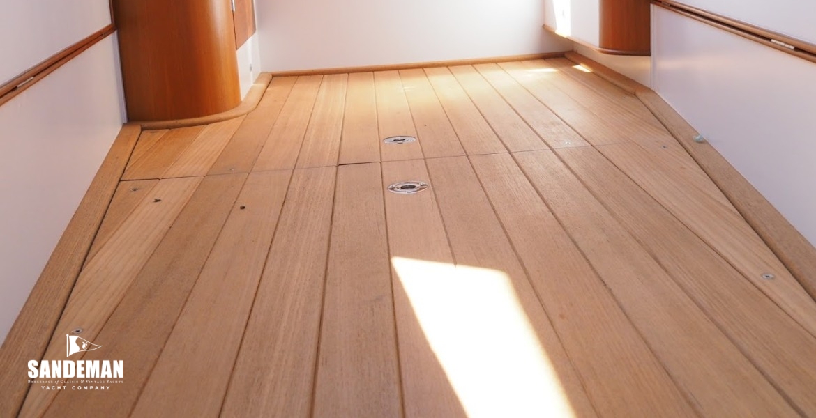 Saloon sole v aft to companionway step