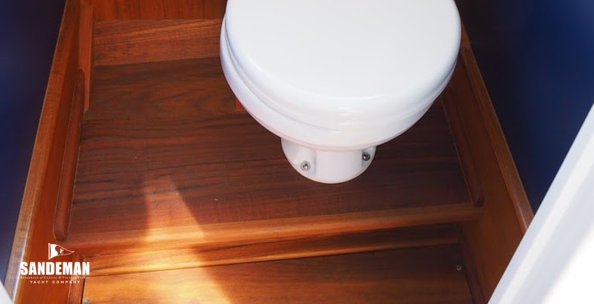 WC compartment to starboard
