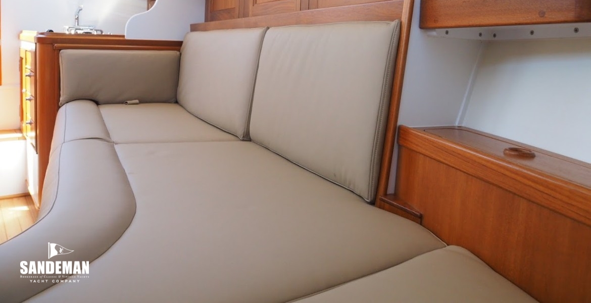 Saloon port v aft