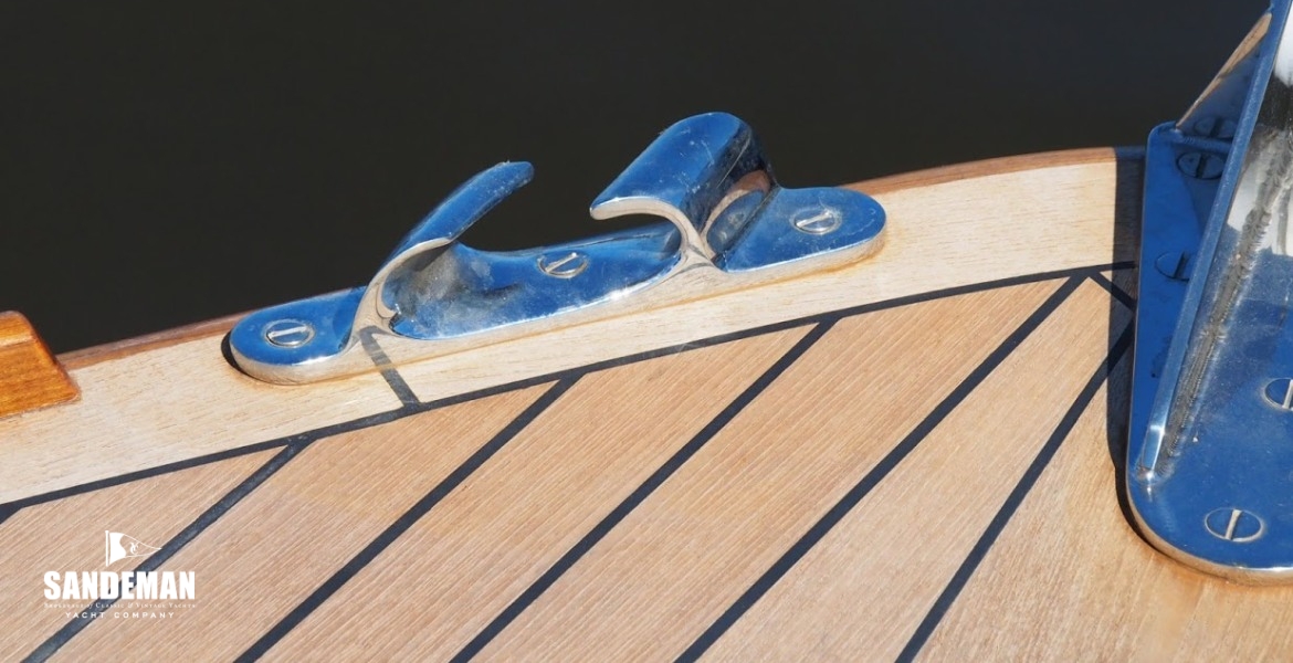 Port foredeck mooring fiarlead