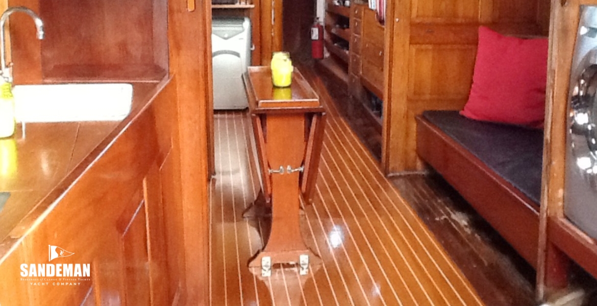 GALLEY V FWD TO STBD