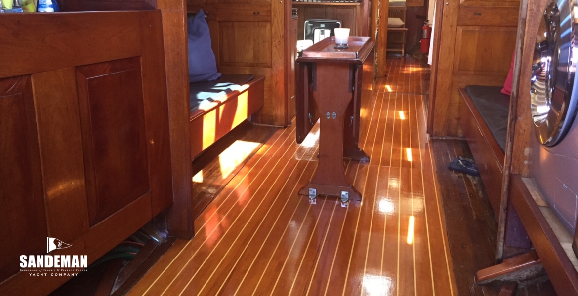 GALLEY V FWD TO PORT