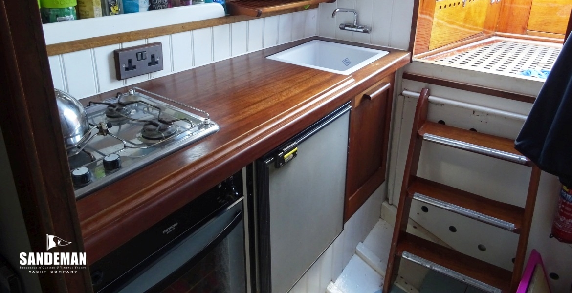 GALLEY V AFT TO COCKPIT