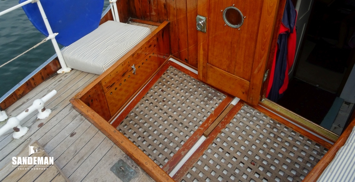 COCKPIT FWD & COMPANIONWAY TO SALOON