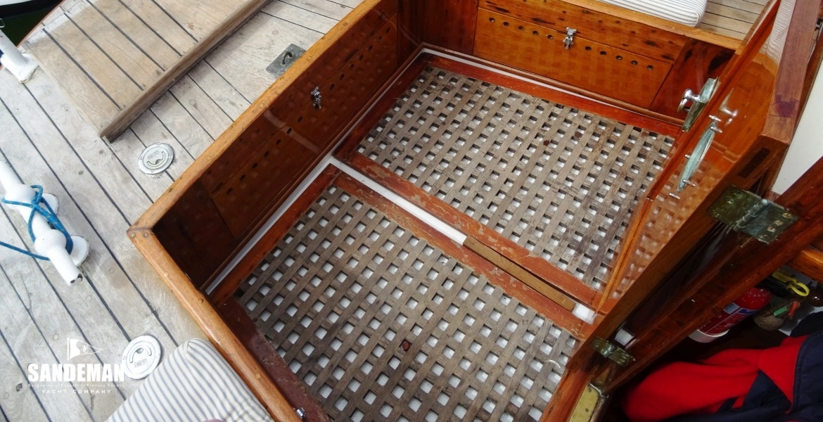 COCKPIT AFT TO PORT
